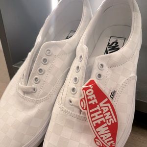 Women’s 9.5 vans white. Brand new. Non smoking home